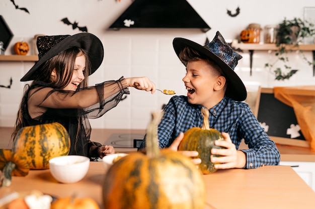 chłopiec i dziewczynka bawią się w kuchni na halloween