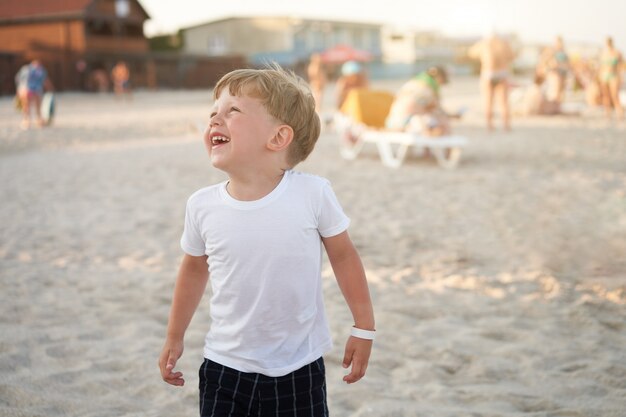 Chłopiec kaukaski śmiejąc się na plaży