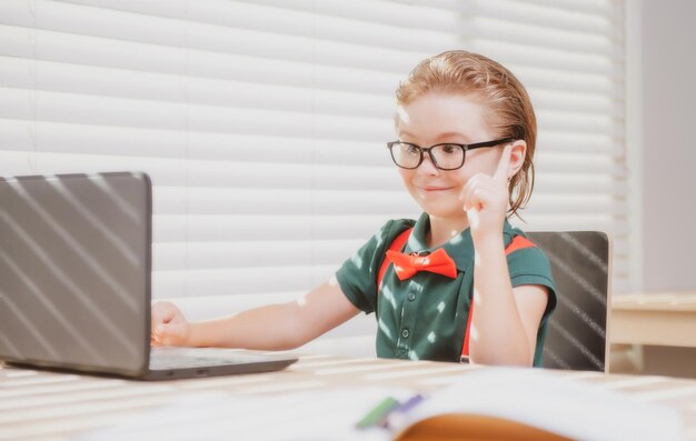 Chłopiec Korzysta Z Laptopa I Uczy Się Lekcji Online Uczeń W Szkole Słodkie Dziecko Za Pomocą Laptopa St