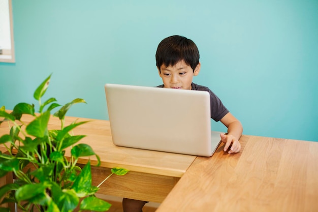 Chłopiec korzystający z komputera w klasie