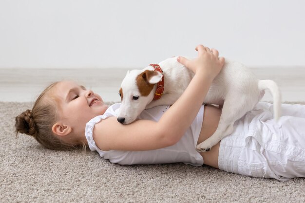 Zdjęcie chłopiec leżący na psie w domu