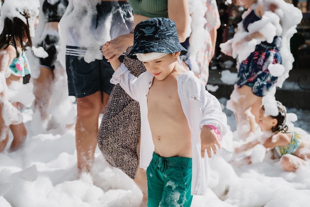 chłopiec na imprezie na plaży.