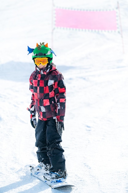 Chłopiec na snowboardzie