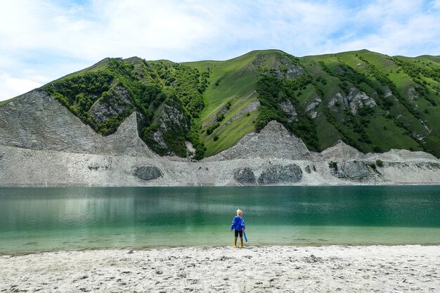 Chłopiec na tle jeziora Kezenoyam w górach Kaukazu w Czeczenii Rosja czerwiec 2021