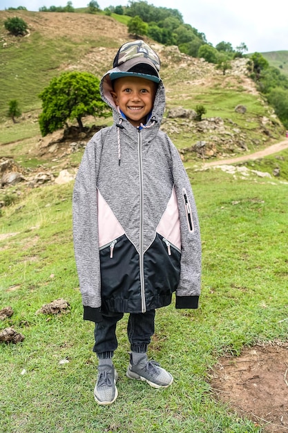Chłopiec na tle widoków gór Dagestanu w pobliżu wsi Gamsutl Rosja czerwiec 2021