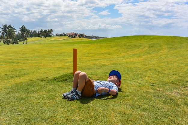 Chłopiec naćpaje się polem golfowym w Varadero Kuba Jedno z najlepszych pól golfowych na Karaibach