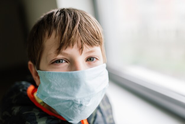 Chłopiec Noszący Medyczną Maskę Na Twarz, środki Ochronne Przed Rozprzestrzenianiem Się Covid-19