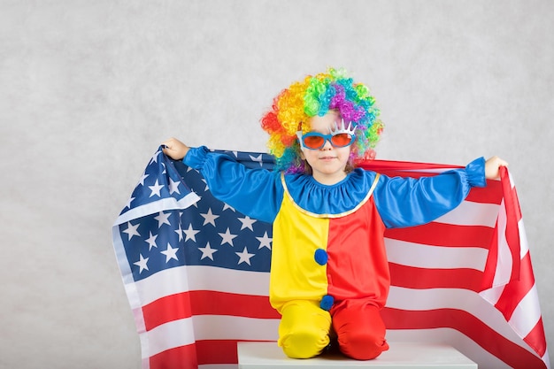 Chłopiec od pięciu lat ubrany w strój klauna z amerykańską flagą. Zbliżenie