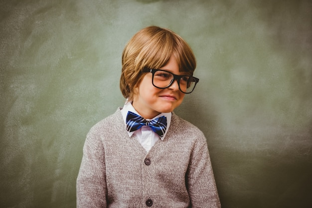 Zdjęcie chłopiec ono uśmiecha się przed blackboard