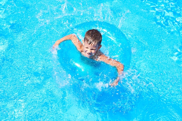 Chłopiec pływający w basenie