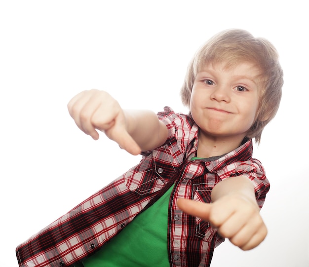 Chłopiec podnoszący rękę i pokazujący znak OK