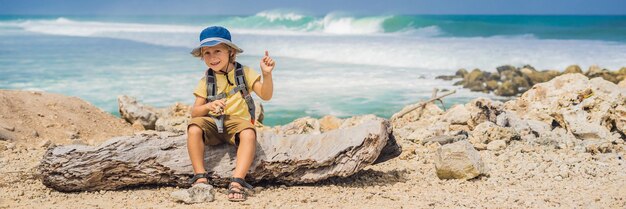 Chłopiec podróżnik na niesamowitej plaży Melasti z turkusową wodą, wyspa Bali, Indonezja. Podróżowanie z dziećmi koncepcja BANER, DŁUGI FORMAT