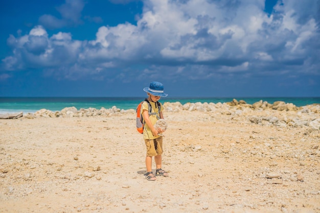 Chłopiec podróżnik na niesamowitej plaży Melasti z turkusową wodą Wyspa Bali Indonezja Podróżowanie z koncepcją dzieci