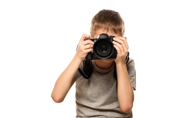 Chłopiec robi zdjęcia w aparacie
