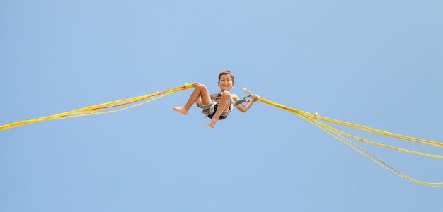 Chłopiec skacze na trampolinie