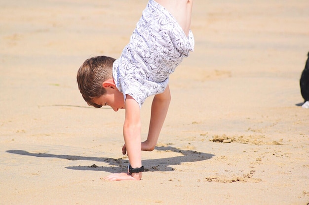Chłopiec stojący na plaży