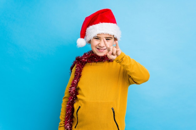 Chłopiec świętuje Boże Narodzenie Dzień Jest Ubranym Santa Kapelusz Odizolowywającego Pokazywać Rogu Gest Jako Rewoluci Pojęcie.