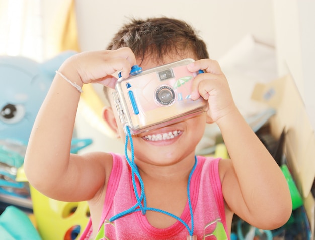Chłopiec szczęśliwa z kamerą nad zabawką