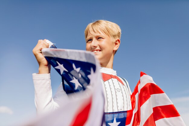 Chłopiec Trzyma Amerykańską Flagę. Patrioci Ameryki.
