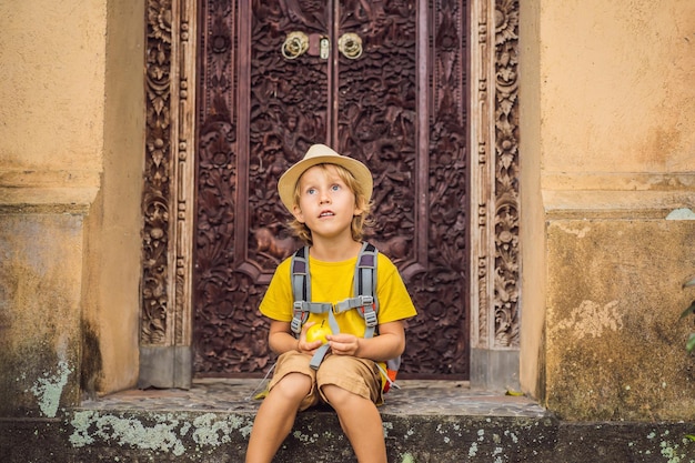 Chłopiec turysta na Bali w przytulnych ulicach Ubud Bali jest popularnym miejscem turystycznym Koncepcja podróży na Bali Koncepcja podróży z dziećmi