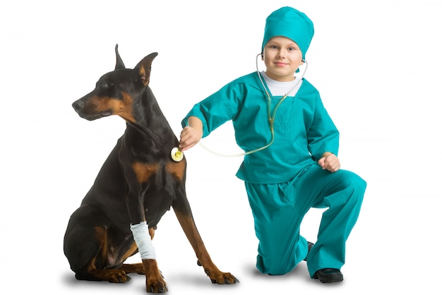 Chłopiec ubrany jak pies leczony przez lekarza
