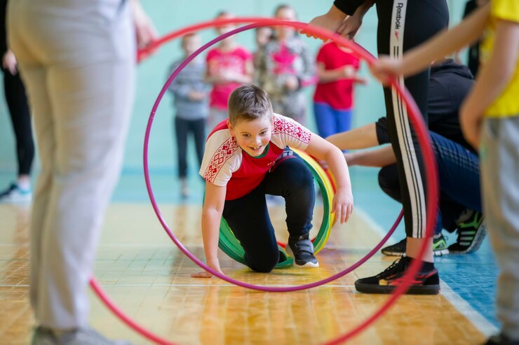 Chłopiec uczestniczy w dniu sportowym Sztafeta dzieci Uczniowie szkoły podstawowej rywalizują