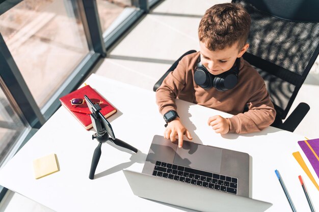 Chłopiec uczy się online na laptopie