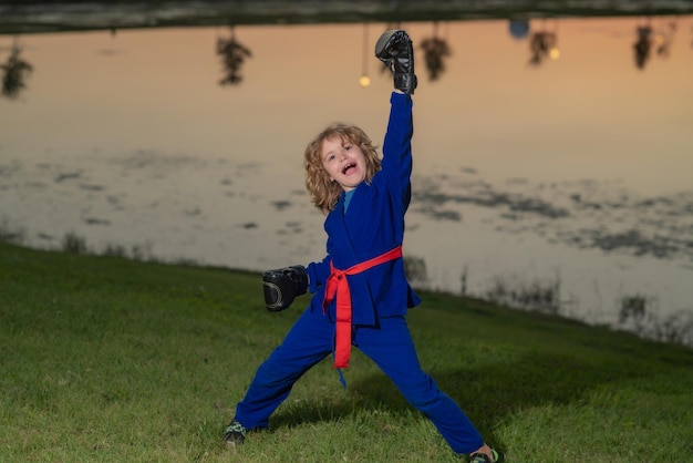 Chłopiec w kimono ćwiczy judo, taekwondo, jujitsu, kungfu, jiujitsu, aikido, sport na świeżym powietrzu, karate dla dzieci.