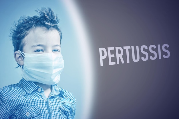Chłopiec w masce medycznej obok napisu PERTUSSIS na brązowym tle