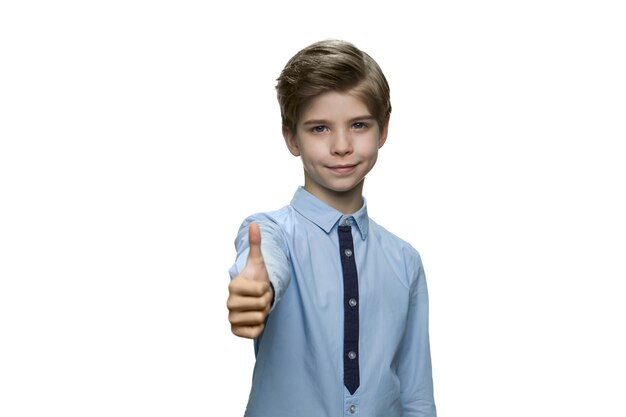 Chłopiec W Niebieskiej Koszuli Pokazujący Znak Ok Z Kciukiem Do Góry