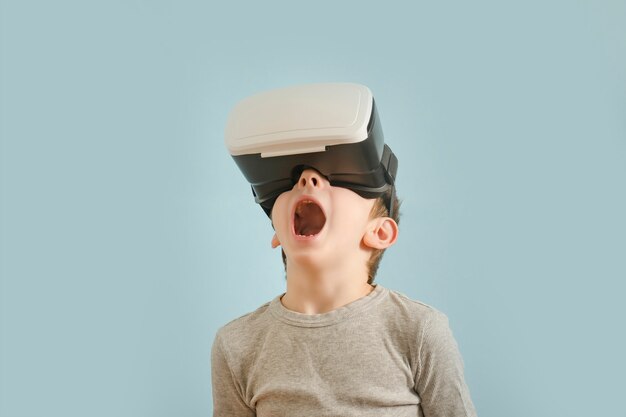 Chłopiec w okularach wirtualnej rzeczywistości.
