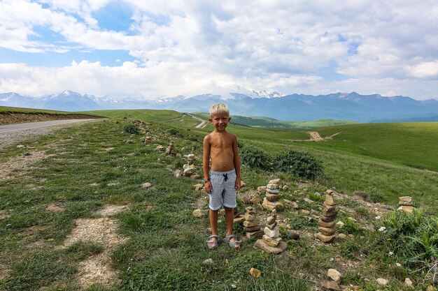 Chłopiec w pobliżu wysokogórskiej drogi do traktu GilaSu Kabardyno-Bałkaria Rosja