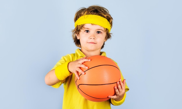 Chłopiec w stroju sportowym z piłką koszykarz sport dla dzieci aktywny sport zdrowy styl życia