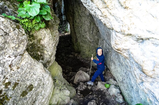 Chłopiec w wąwozie Stone Bowl Wąwóz w górach pejzażowej przyrody Dagestanu Rosja