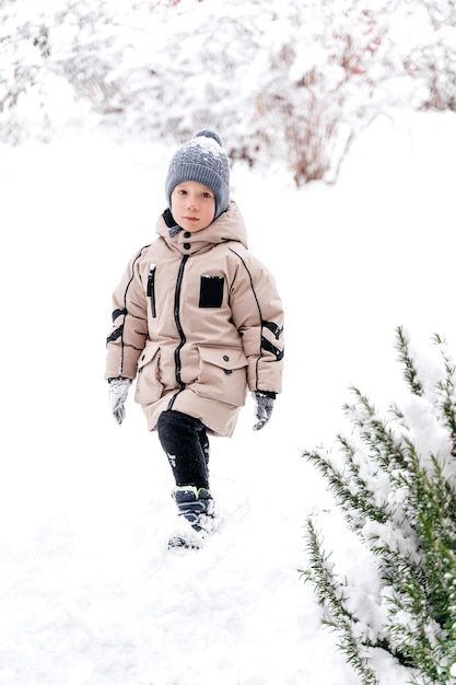 chłopiec wśród śniegu zimowy spacer