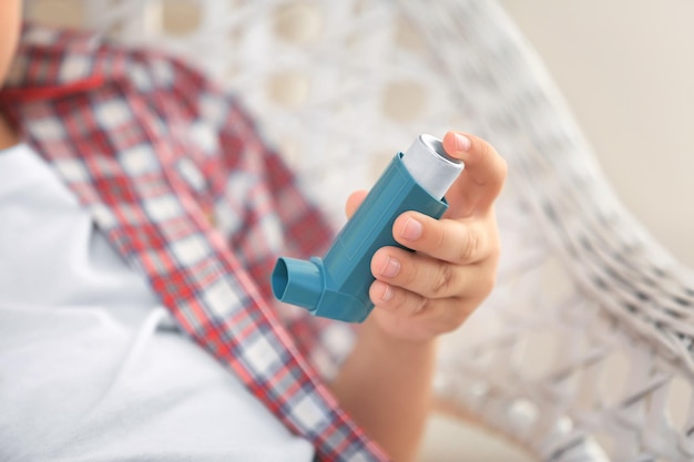 Chłopiec z inhalatorem do zbliżenia astmy