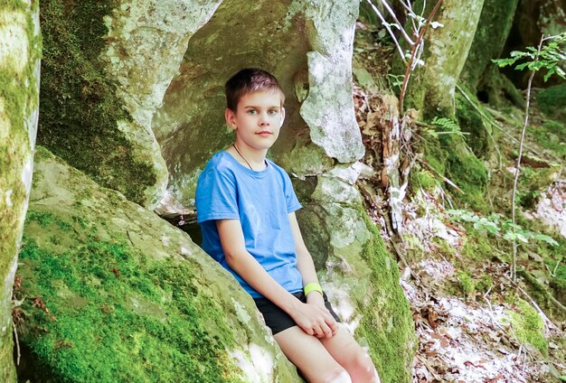Chłopiec z radością studiuje wszystko w górskich jaskiniach.