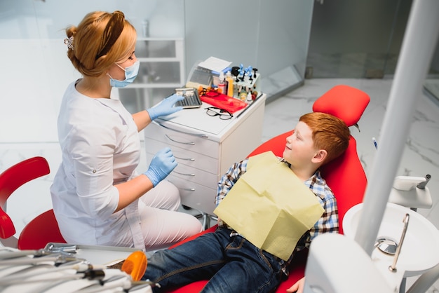 Chłopiec zadowolony z usługi w gabinecie stomatologicznym. koncepcja leczenia stomatologicznego dzieci