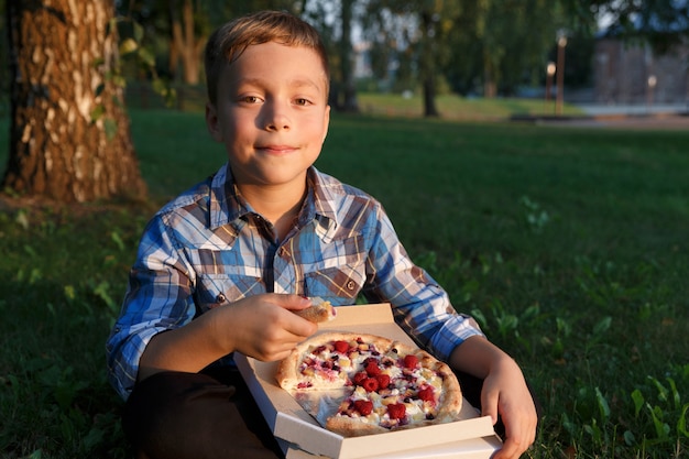 Chłopiec Zjadł Kawałek Pizzy.