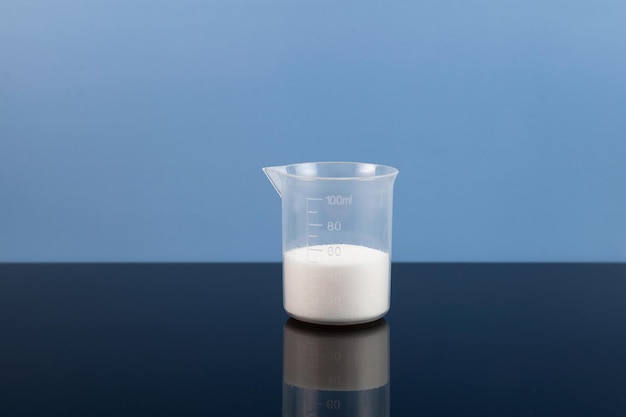 Chlorek wapnia. sól CaCl2. Dodatek do żywności E509 Białe, krystaliczne ciało stałe, dobrze rozpuszczalne w wodzie