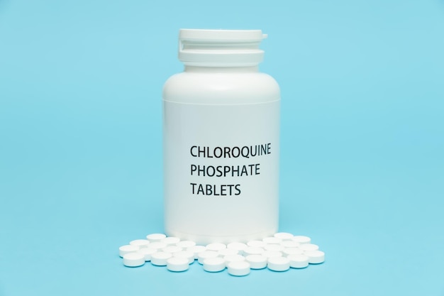 CHLOROCHINY Fosforan w białej butelce z rozsypanymi tabletkami