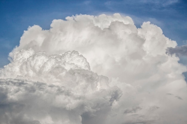 Zdjęcie chmura cumulus pływa po niebie jak wielka góra. zbliża się grzmotny front.