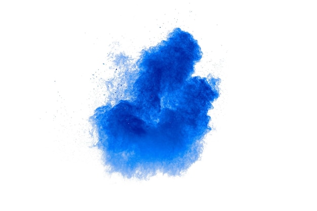 Chmura eksplozji proszku koloru niebieskiego na białym tle Cząsteczki niebieskiego pyłu plusk