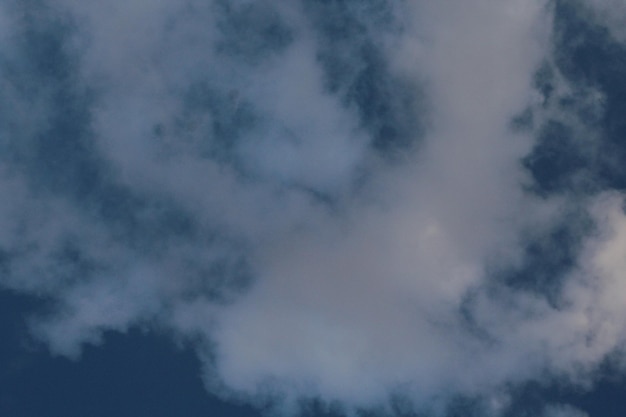 Zdjęcie chmura, która jest biała i szara