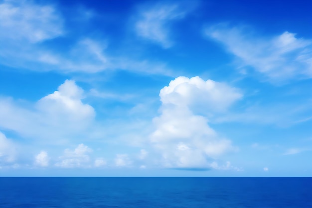 chmura na niebieskim niebie i morzu