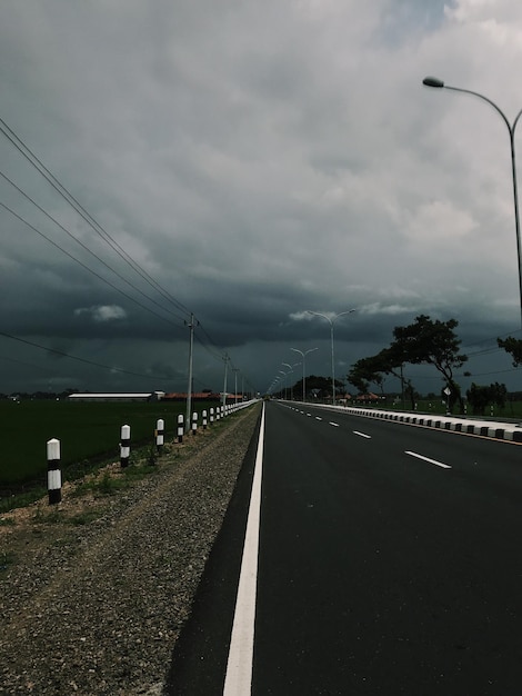 Chmurna droga z deszczowym tłem