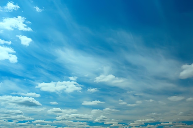 chmury błękitne niebo / tło czyste błękitne niebo z białymi chmurami koncepcja czystość i świeżość natury
