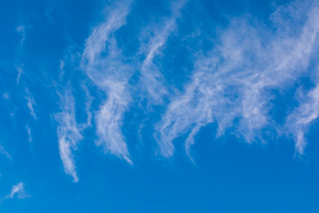 Chmury (cirrus I Warstwy) Nad Błękitne Niebo.
