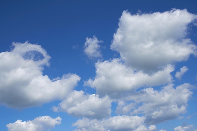 Chmury Cumulonimbus Białe chmury cumulonimbus unoszące się na niebieskim niebie