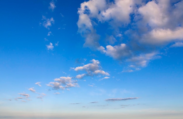 Chmury Cumulus na niebie dla tła i warstwy.